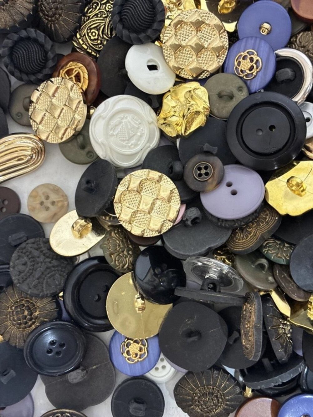 9.5 lbs of Mixed Buttons - for Therapy, Fun and Crafts - Picture 9 of 16